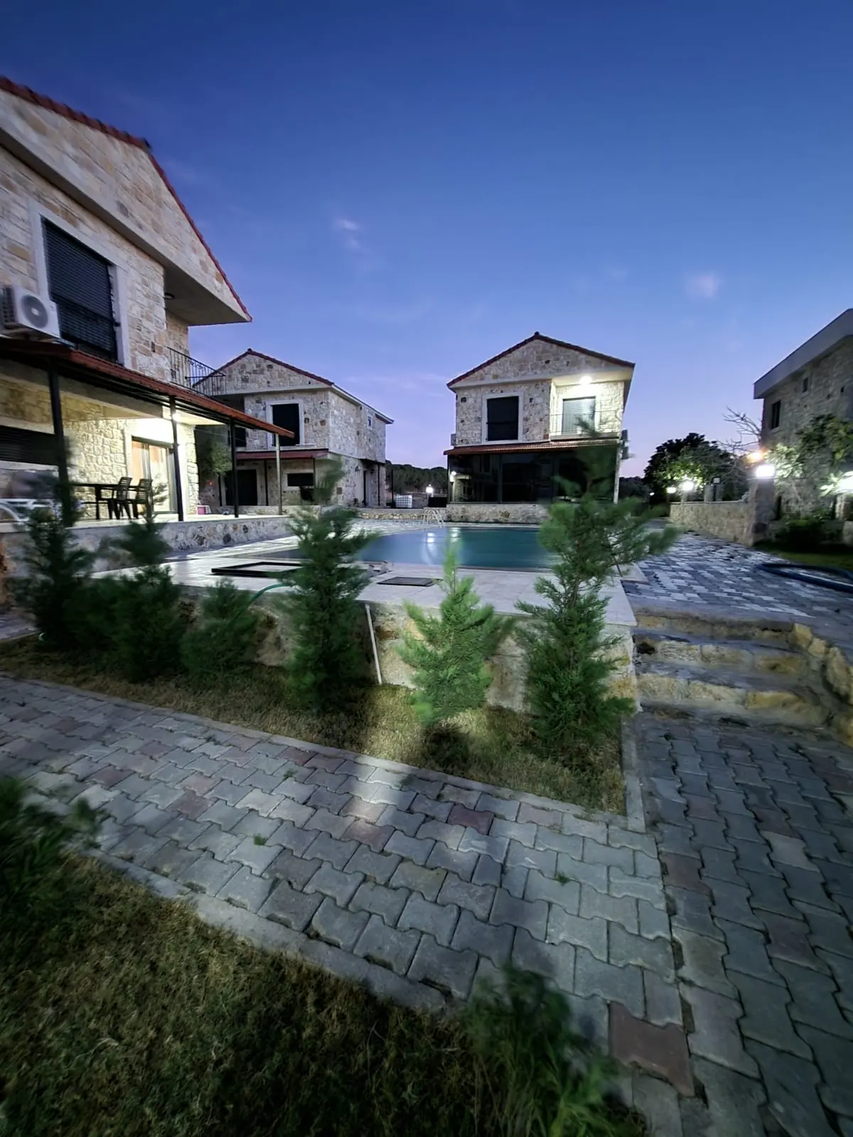 Foça Projesi taş cepheli havuzlu villa